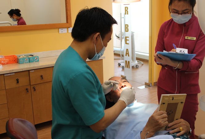 Gần 1000 cựu chiến binh Hà Nội được chăm sóc răng miệng miễn phí Các cựu binh được chăm soccs răng miệng tại nha khoa DR.BEAM