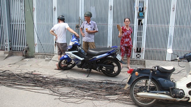 Cột điện bất ngờ bốc cháy, người dân ôm con tháo chạy Bị ngắt điện cục bộ, người dân oằn mình dưới nắng nóng