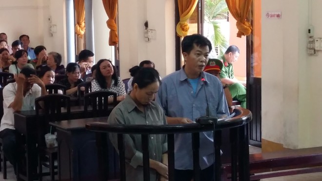Hai cựu sỹ quan công an bị tuyên phạt 38 năm tù Bị cáo Mạnh và Nhung trước tòa