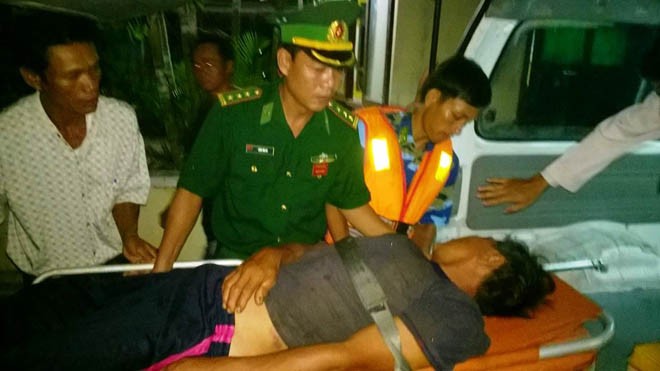 Cứu ngư dân bị tai biến trên biển Đưa ngư dân bị tai biến vào bờ