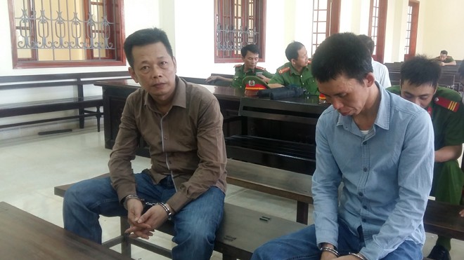 Lĩnh án 16 năm tù vì mua hộ ma tuý Hai bị cáo trước vòng móng ngựa
