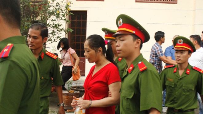 ‘Hoa hậu quý bà’ lãnh 15 năm tù Dẫn giải ‘Hoa hậu quý bà’ sau phiên tòa sáng nay 26/7. Ảnh: Tân Châu