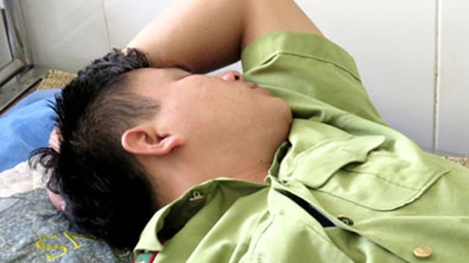 Lâm tặc tấn công 2 cán bộ kiểm lâm bị thương Cán bộ kiểm lâm bị đánh phải nhập viện điều trị.
