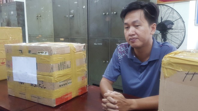 Quái chiêu khiến hàng loạt công ty điện tử sập bẫy Nghi can Tuấn tại cơ quan điều tra. Ảnh CA