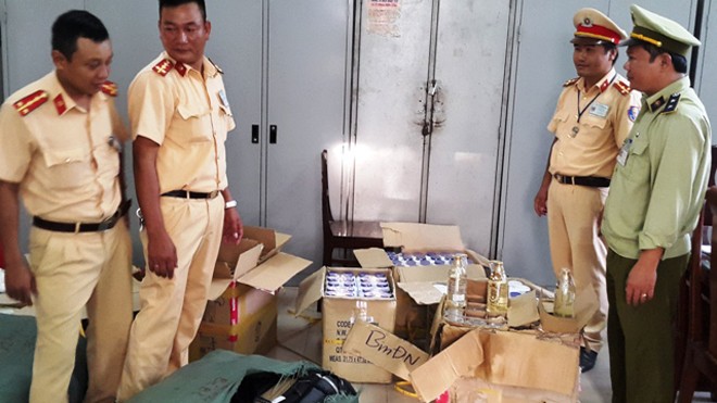 CSGT bắt giữ hàng loạt mỹ phẩm lậu trên xe khách Bàn giao lô hàng cho cơ quan Quản lý Thị trường TT-Huế tiếp tục xử lý theo quy định.