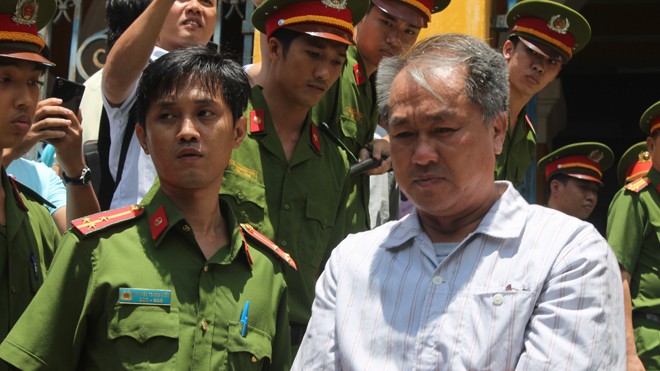 Ông Phạm Công Danh ‘phản pháo’ cấp dưới và bà Trần Ngọc Bích Ông Phạm Công Danh ‘phản pháo’ khi bị quy buộc tự ý chuyển 5.490 tỷ đồng mà không có chữ ký khách hàng. Ảnh: Tân Châu