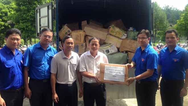 Cứu trợ bà con Bát Xát bị thiệt hại nặng do mưa lũ Thành Đoàn Hà Nội trao quà cứu trợ cho người dân Bát Xát, Lào Cai