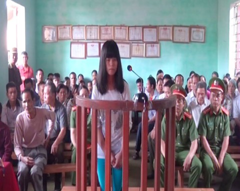 Vợ vung dao chém vào mặt chồng sau cuộc cãi vã Bị cáo Trương Thị Hằng tại phiên toà *ảnh: Thế Mạnh