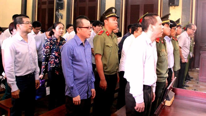 ‘Đại án’ 9.000 tỷ: VKS đề nghị khởi tố Trang ‘Phố Núi’ Các bị cáo nghe đại diện VKS nêu quan điểm buộc tội. Ảnh: Tân Châu
