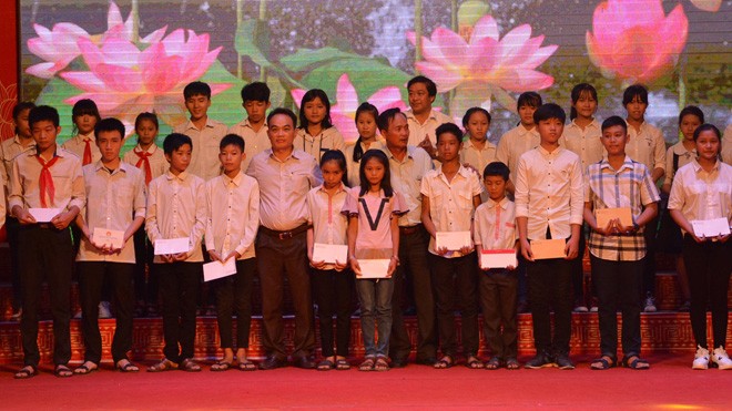 Ra mắt Quỹ khuyến học, khuyến tài Nguyễn Du Các tổ chức, cá nhân ủng hộ, đóng góp Quỹ khuyến học, khuyến tài Nguyễn Du và trao quà cho học sinh có hoàn cảnh khó khăn vươn lên học giỏi.