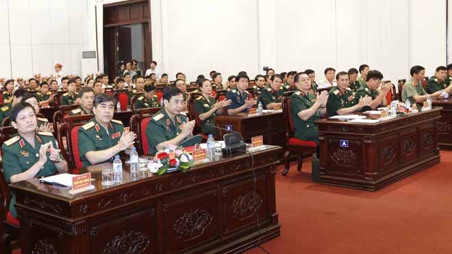 Tuyên dương học viên quân đội tốt nghiệp thủ khoa Các đại biểu dự buổi gặp mặt.