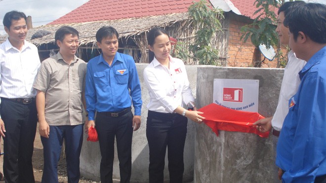 Tặng dụng cụ chứa nước cho dân hạn mặn Bến Tre Lãnh đạo báo Tiền Phong, Tỉnh Đoàn Bến Tre, đại diện Cty Tài chính Home Credit Việt Nam cùng người dân tại buổi trao tặng cống chứa nước