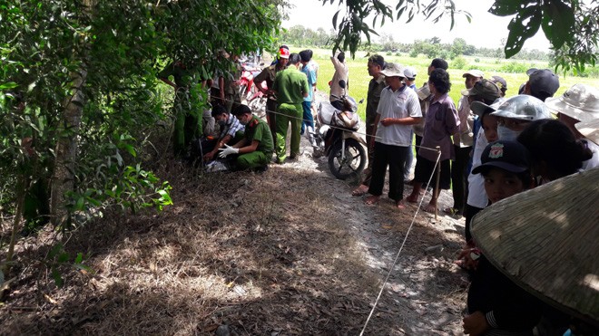 Phát hiện thi thể bé trai 22 tháng tuổi dưới kênh Cơ quan đang khám nghiệm hiện trường