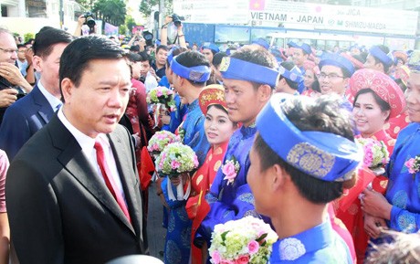 100 đôi uyên ương nhận lời chúc phúc từ Bí thư Đinh La Thăng Bí thư Đinh La Thăng thăm hỏi, chúc phúc các cặp đôi tham gia lễ cưới tập thể năm 2016