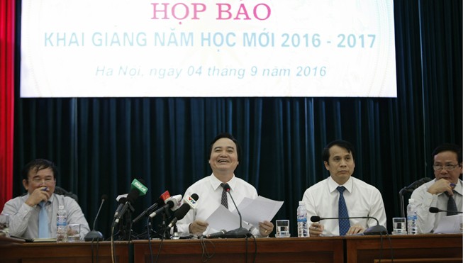 Tuyển sinh ĐH, CĐ năm 2017: Thi trên giấy, chấm trên máy? Bộ trưởng Phùng Xuân Nhạ chủ trì cuộc họp báo chiều nay 4/9. Ảnh: Như Ý