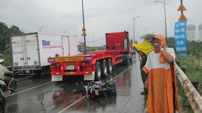 Chở rau đi bán, người đàn ông bị xe container tông chết Hiện trường tai nạn.
