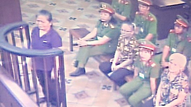 Xét xử hai đối tượng chống phá Nhà nước Phiên tòa sơ thẩm xét xử các bị cáo. Ảnh chụp qua màn hình.