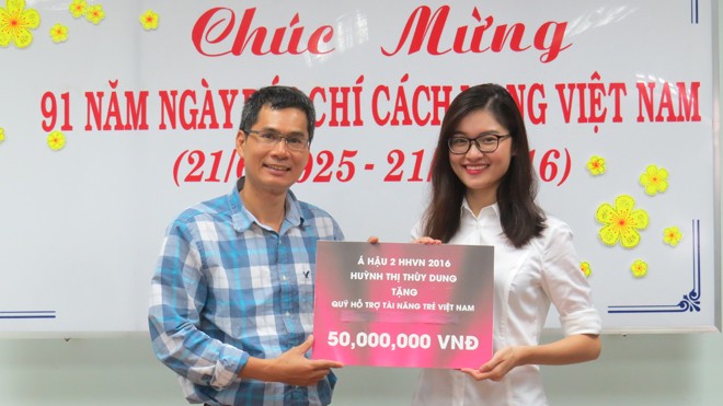 Á hậu 2 Thùy Dung tặng 50 triệu đồng cho Quỹ Hỗ trợ tài năng trẻ Việt Nam Á hậu 2 Huỳnh Thị Thùy Dung tặng 50 triệu đồng cho Qũy Hỗ trợ tài năng trẻ Việt Nam, nhà báo Lý Thành Tâm, Trưởng Đại diện Báo Tiền Phong tại TPHCM tiếp nhận.