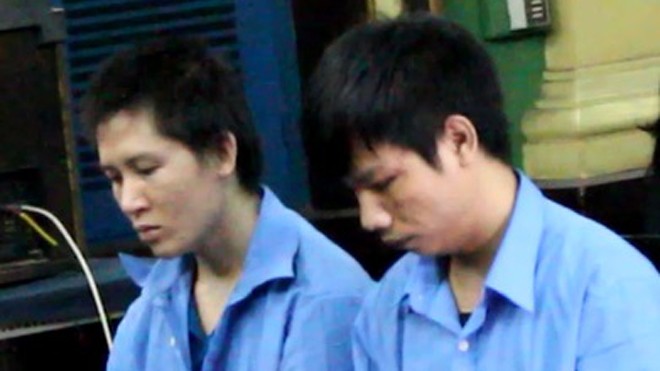 Đâm chết người lúc đi mua giá về nấu mì tôm Hai bị cáo Thủy và Toàn tại phiên tòa. Ảnh: Tân Châu