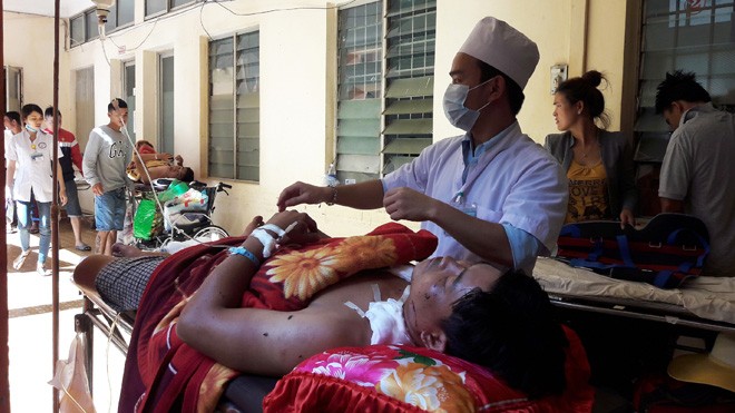 Đắk Lắk: Hai người nhập viện do cưa bom phát nổ Nạn nhân được cấp cứu tại bệnh viện