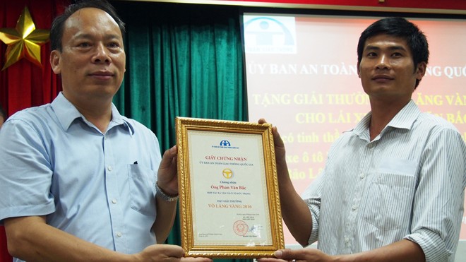Chủ tịch nước gửi thư khen tài xế dũng cảm cứu người Trao giấy chứng nhận giải thưởng Vô lăng vàng cho anh Bắc