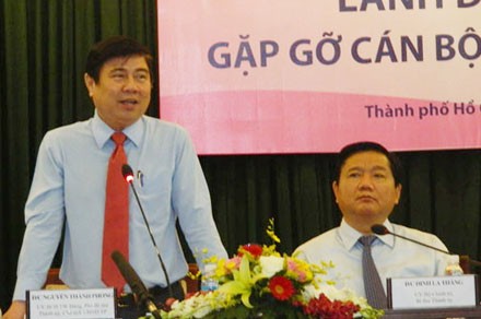 Ông Đinh La Thăng: Đề nghị tiếp thu ý kiến chị em một cách cầu thị Bí thư Thành uỷ Đinh La Thăng và Chủ tịch UBND TPHCM Nguyễn Thành Phong chủ trì buổi gặp mặt và tặng quà cho các phụ nữ tiêu biểu.