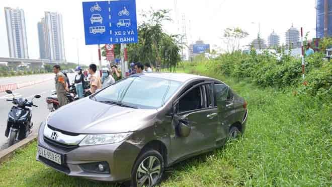 Bị xe bồn tông hai lần, ô tô 4 chỗ lao xuống mương Xe tô 4 chỗ lao xuống mương sau hai cú tông liên tiếp.
