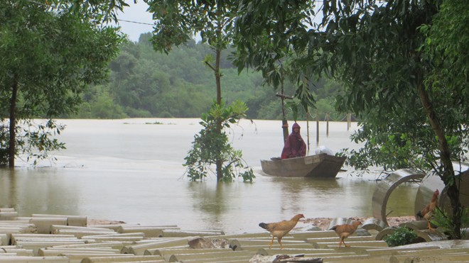 Hà Tĩnh: Lũ dâng cao, nhiều địa phương bị cô lập Lũ cô lập, dân Phương Điền (Hương Khê) chỉ có thể đi lại trên chiếc đò nhỏ. ảnh VH