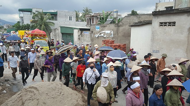 Hàng nghìn người tiễn đưa 4 nạn nhân xấu số vụ thảm án Hàng nghìn người dân xung quanh khu vực đến tiễn đưa các nạn nhân xấu số