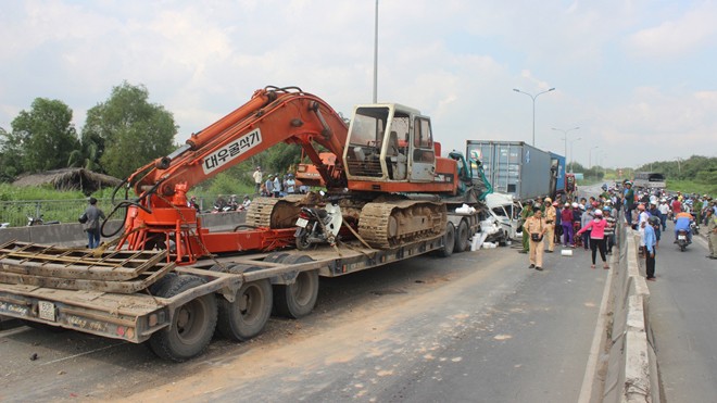 Xe tải bị vò nát sau tai nạn liên hoàn, tài xế chết thảm Hiện trường tai nạn.