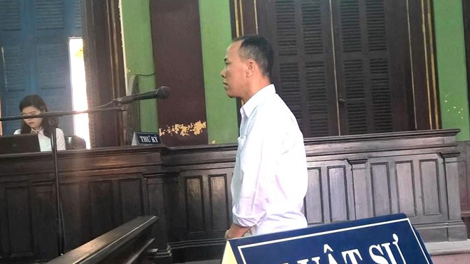 Giết người rồi gọi điện cho người thân lo mai táng Hung thủ giết bạn đồng giới Trương Hồng Phúc nay lãnh án chung thân. Ảnh: Tân Châu