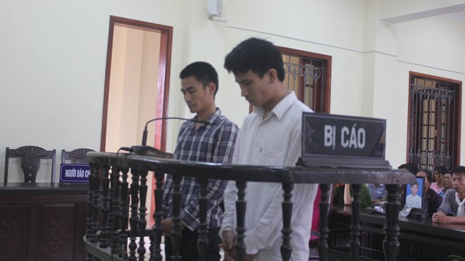 Hai bố con bị đâm thương vong trong cuộc hỗn chiến ở đám cưới Hai bị cáo trước vành móng ngựa