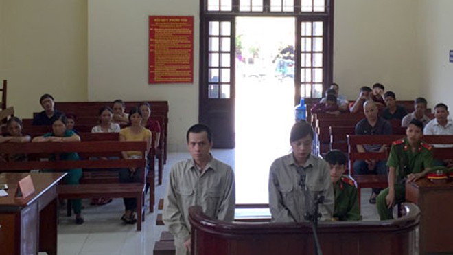 “Biếu” ma túy đá để lôi kéo vào đường dây buôn “cái chết trắng” Bị cáo Quý và Liên nghe tuyên án. Ảnh: Minh Thảo