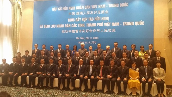 Thúc đẩy hợp tác hữu nghị và ngoại giao nhân dân hai nước Việt - Trung Đại biểu hai nước chụp ảnh lưu niệm tại buổi gặp gỡ hữu nghị