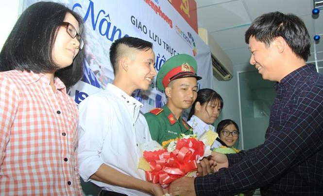 Tâm tư của 5 thủ khoa “đặc biệt” Nhà báo Trần Thanh Lâm tặng hoa chúc mừng 5 tân thủ khoa tại buổi giao lưu.