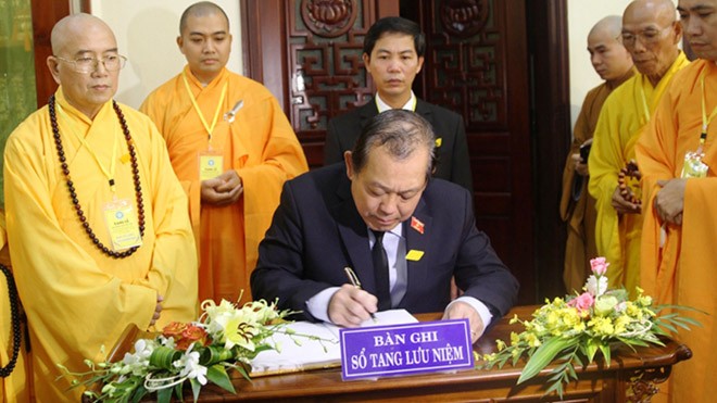 Phó Thủ tướng Trương Hòa Bình viếng cố hòa thượng Thích Chơn Thiện Phó Thủ tướng Trương Hòa Bình ghi sổ tang tại buổi viếng hòa thượng Thích Chơn Thiện. Ảnh: baochinhphu.vn