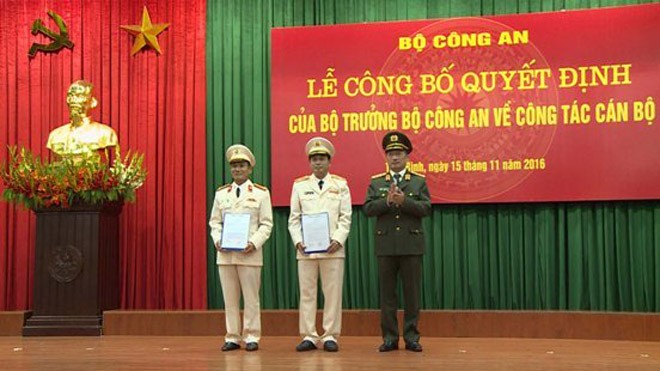Bổ nhiệm, biệt phái một số tướng lĩnh quân đội, công an Thượng tướng Nguyễn Văn Thành trao quyết định của Bộ trưởng Công an cho Thiếu tướng Lê Đình Nhường và Đại tá Nguyễn Văn Minh.