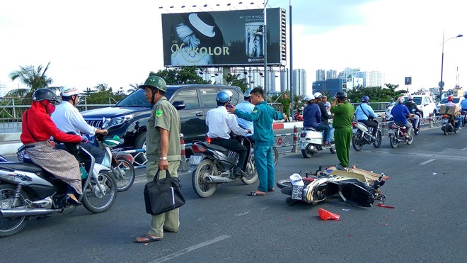 Ô tô tông chết người trên cầu, giao thông tê liệt Hiện trường tai nạn.