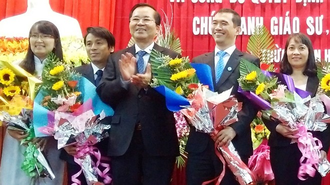 Đại học Huế có thêm 21 nhà giáo được công nhận GS, PGS Khen thưởng nhà giáo đạt chuẩn PGS trước 40 tuổi.