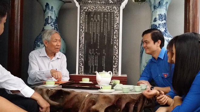 Nhà giáo 25 năm dạy miễn phí: Đại học không phải con đường duy nhất Nhà giáo Nguyễn Trà trò chuyện với Bí thư T.Ư Đoàn Bùi Quang huy và các bạn trẻ