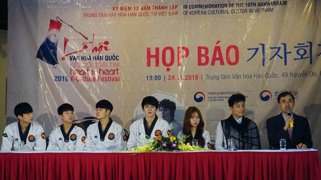 Xem ảo thuật gia Hàn Quốc diễn và K-Tigers múa Taekwondo Giám đốc Trung tâm Văn hóa Hàn Quốc tại Việt Nam ( ngoài cùng bên phải) và các nghệ sỹ Hàn Quốc. ( Ảnh: L.A)