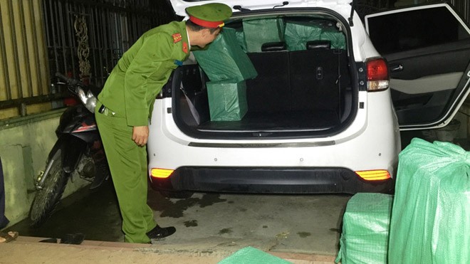 Phát hiện 10 nghìn gói thuốc lá lậu “đi” xế hộp 7 chỗ Chiếc xế hộp 7 chỗ dùng để chở thuốc lá lậu hiệu Jet bị cấm nhập vào Việt Nam
