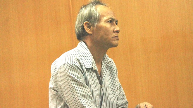 Phát danh thiếp giữa trung tâm Sài Gòn để ‘tiếp thị chân dài’ Tú ông Nguyễn Quang Nhựt tại tòa sáng nay 29/11. Ảnh: Tân Châu