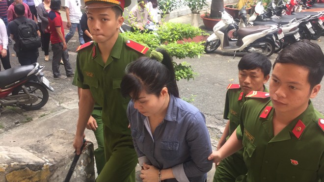 ‘Thoát’ khỏi nhà giam với giá 2 tỷ đồng Bị cáo Nguyễn Huệ Sang tại tòa. Ảnh: Tân Châu