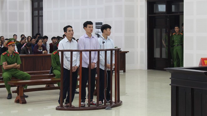 Kẻ đâm chết trùm giang hồ ở quán nhậu lĩnh 16 năm tù Tại tòa, các bị cáo đều thành khẩn khai nhận hành vi phạm tội. Ảnh: Giang Thanh