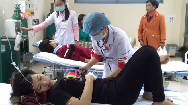 Gần 90 ca ngộ độc phải nhập viện nghi do ăn bánh mì Các bệnh nhân ngộ độc đang được điều trị. Ảnh: T.Hải