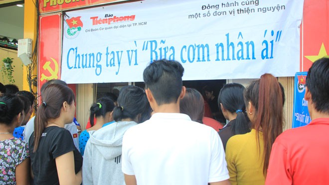 Hơn 600 phần cơm thiện nguyện đến với người nghèo Hơn 600 phần cơm thiện nguyện đến với người nghèo