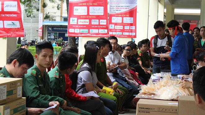 Chủ Nhật Đỏ tại Đà Nẵng thu được 682 đơn vị máu Hàng dài các bạn sinh viên và các chiến sĩ công an, bộ đội đợi hiến máu dù đã gần 11h trưa