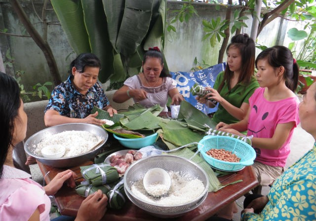 Phiên chợ mỗi năm chỉ họp một ngày ở ngã ba ông Tạ Phiên chợ lá Sài Gòn góp phần làm hương vị tết Việt thêm ấm cúng.