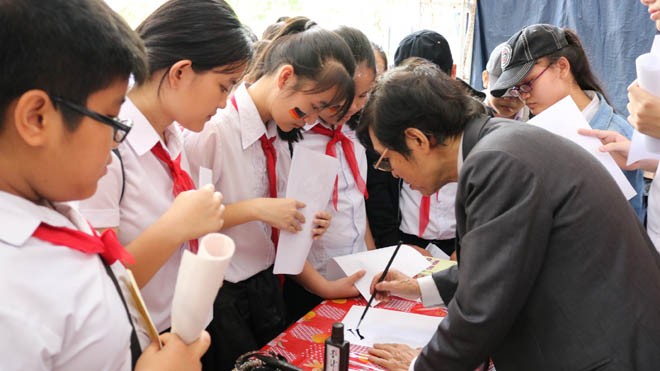 Đà Nẵng rộn ràng Ngày hội ngôn ngữ Học sinh chờ xin chữ ông đồ